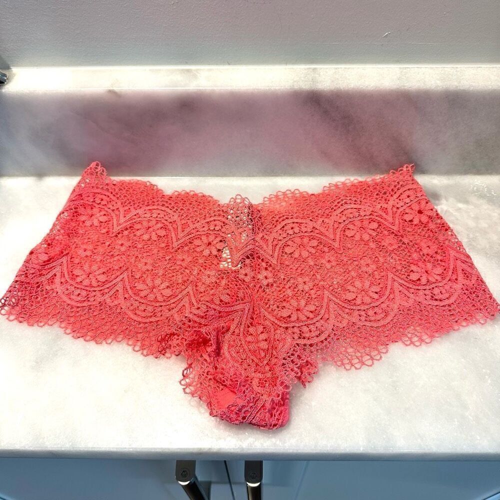 NWT Victoria's Secret Body By Victoria Mid Rise Crochet Lace Shortie Coral Small